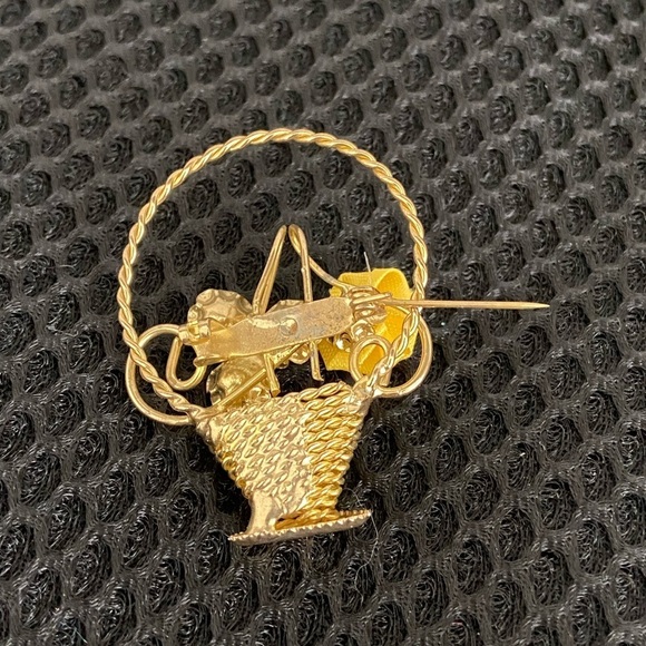 Gold Tone Yellow Rose Faux Pearl Basket Pin Brooch Unisex - Picture 4 of 8